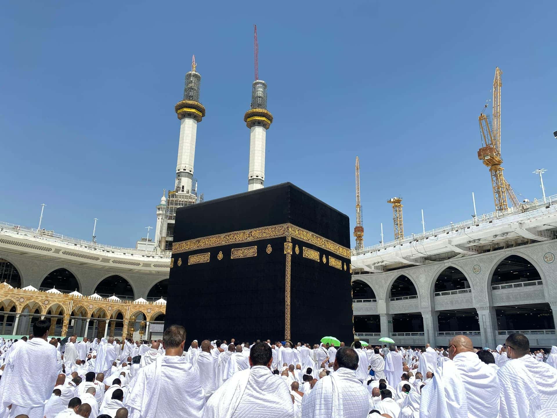 Mahujaji wakizunguka Kaaba katika Masjid al-Haram, Makkah